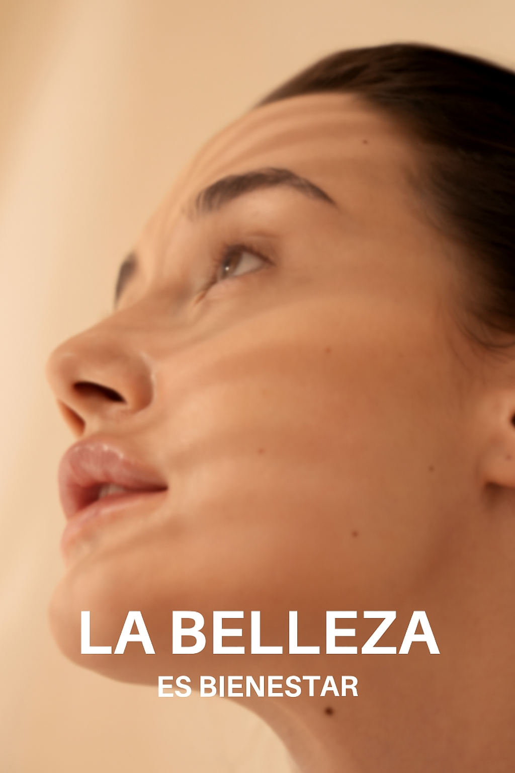 Mujer con piel saludable mirando hacia arriba, representando bienestar y estética profesional en WellZen Guadalajara.